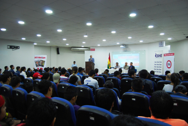 SE CONSOLIDA EL SIMPOSIO PETROLERO PARA UNIVERSITARIOS