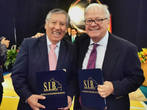 INGENIEROS PETROLEROS FUERON DISTINGUIDOS POR SUS 50 AÑOS AL SERVICIO DE LA INDUSTRIA